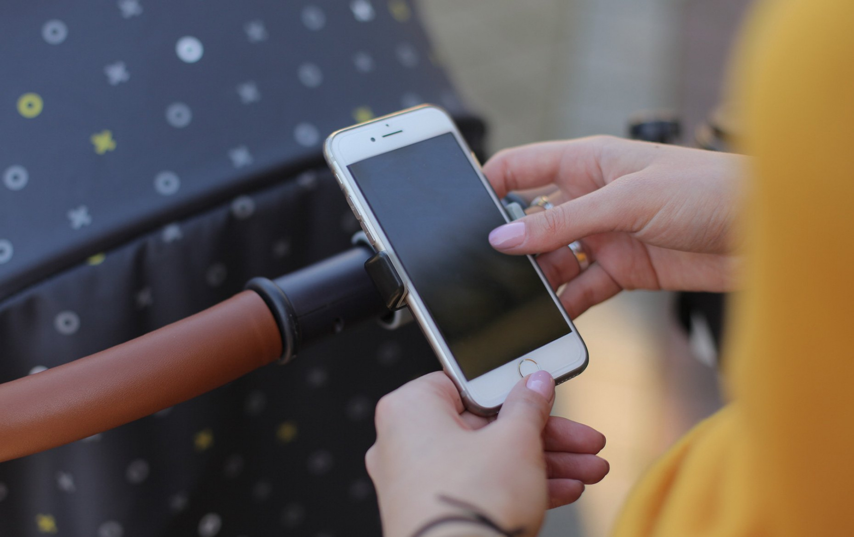 картинка Держатель для телефона от Компасик.ру гипермаркет детских колясок и автокресел